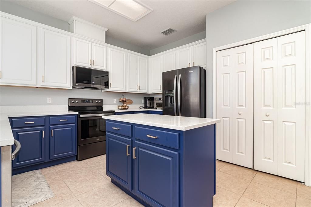 Activo con contrato: $515,000 (4 camas, 2 baños, 2317 Pies cuadrados)