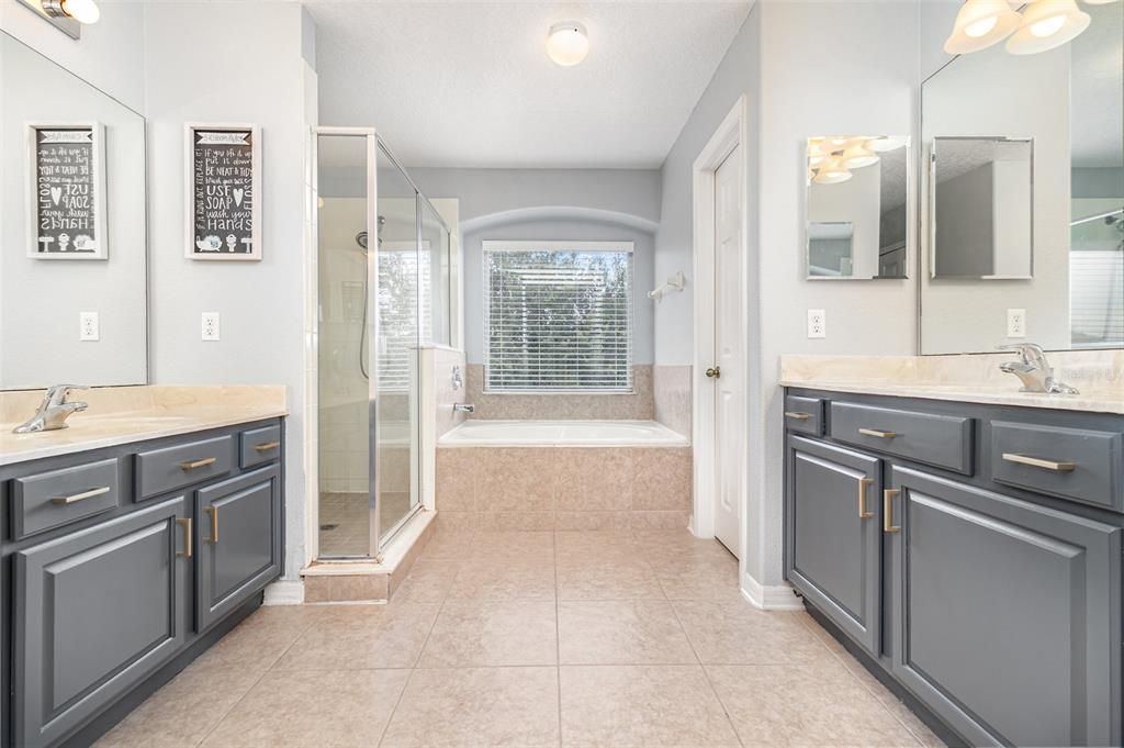 Activo con contrato: $515,000 (4 camas, 2 baños, 2317 Pies cuadrados)