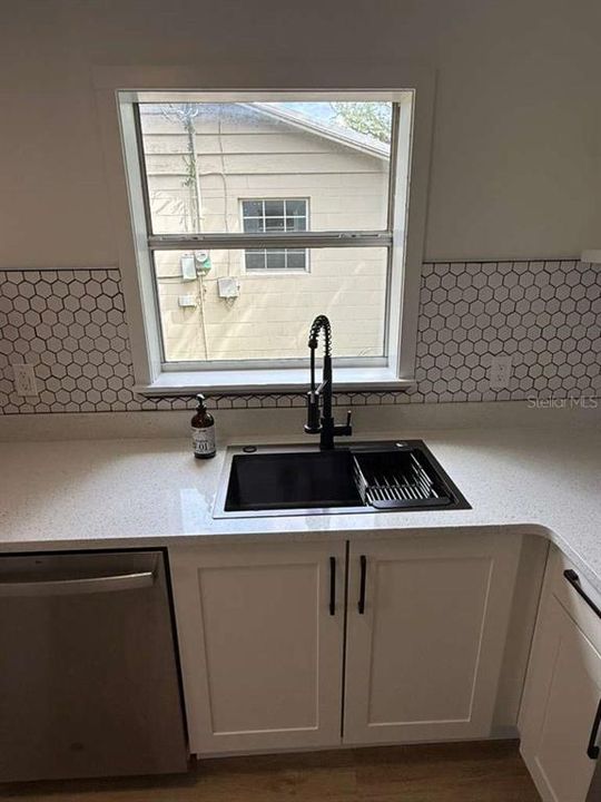 На продажу: $224,900 (2 спален, 1 ванн, 864 Квадратных фут)