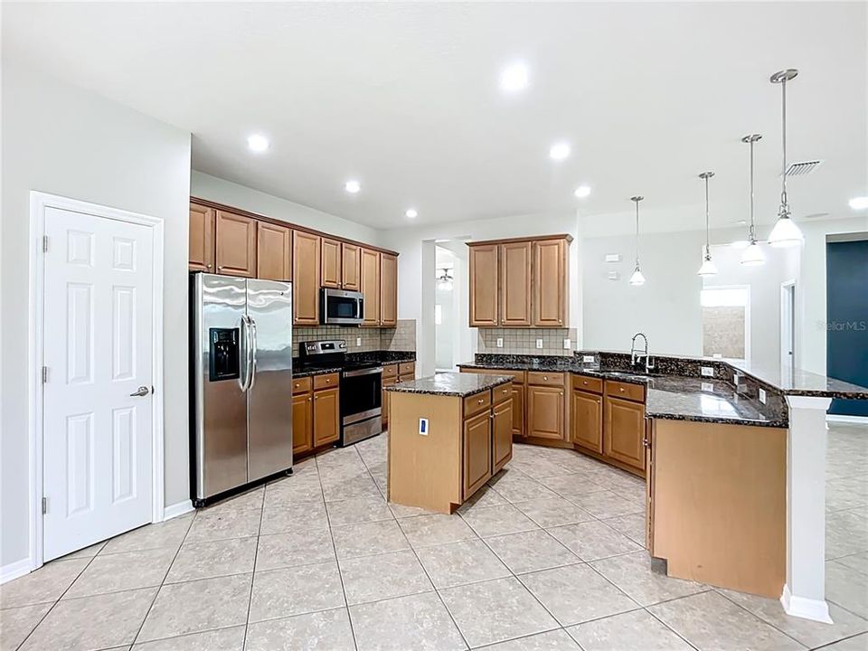 待售: $584,999 (4 贝兹, 3 浴室, 2656 平方英尺)