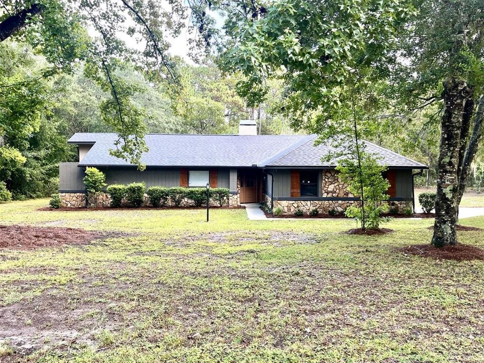 Recently Sold: $425,000 (3 beds, 2 baths, 1983 Square Feet)