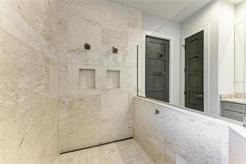 Под контрактом: $1,300,000 (3 спален, 2 ванн, 2493 Квадратных фут)