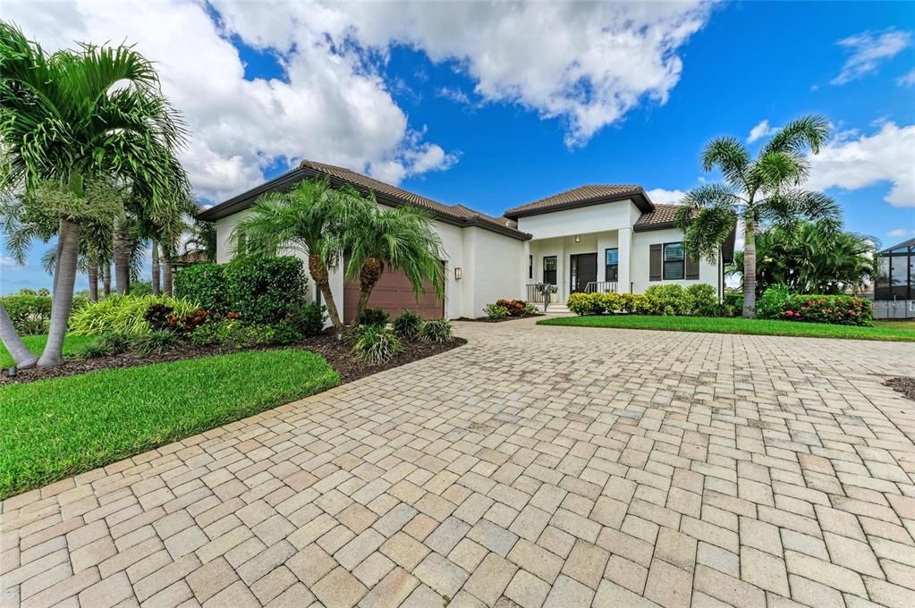 Под контрактом: $1,300,000 (3 спален, 2 ванн, 2493 Квадратных фут)