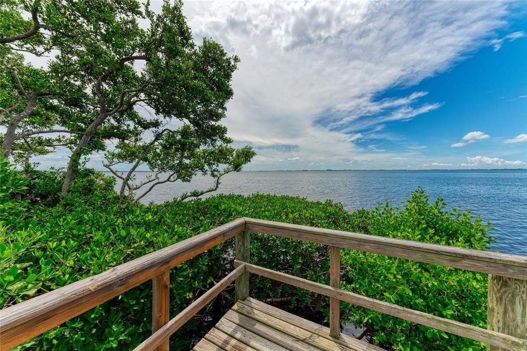 Под контрактом: $1,300,000 (3 спален, 2 ванн, 2493 Квадратных фут)