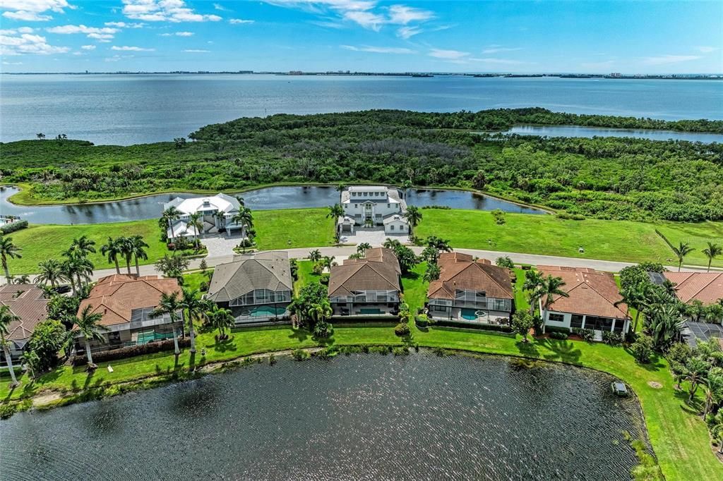 Под контрактом: $1,300,000 (3 спален, 2 ванн, 2493 Квадратных фут)