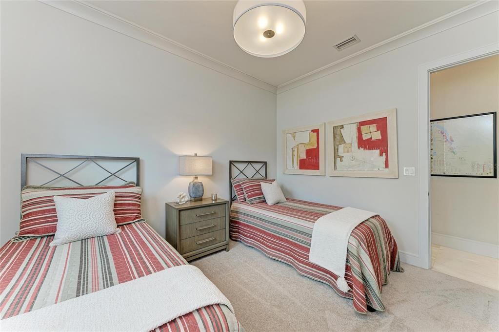 Под контрактом: $1,300,000 (3 спален, 2 ванн, 2493 Квадратных фут)