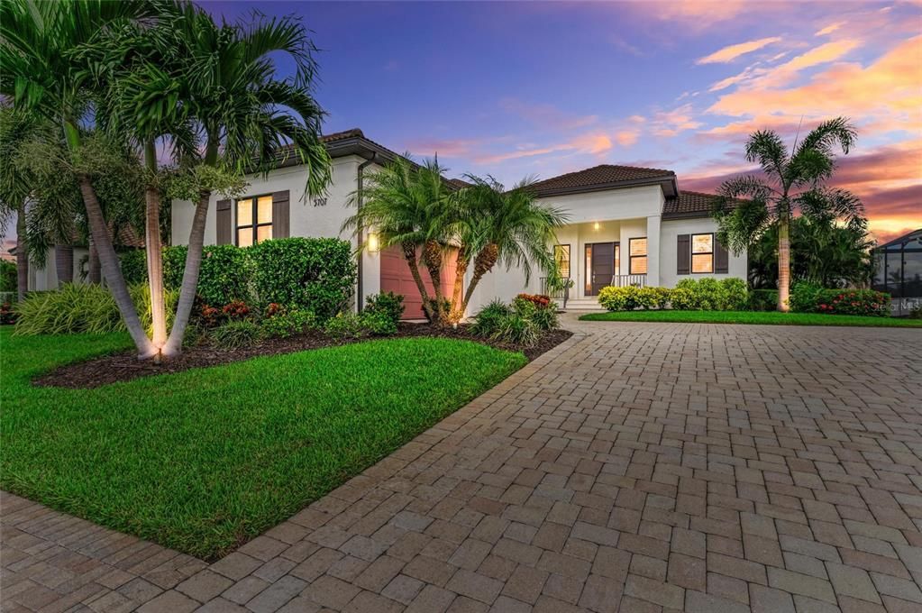 Под контрактом: $1,300,000 (3 спален, 2 ванн, 2493 Квадратных фут)