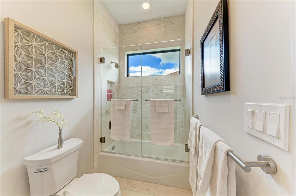 Под контрактом: $1,300,000 (3 спален, 2 ванн, 2493 Квадратных фут)