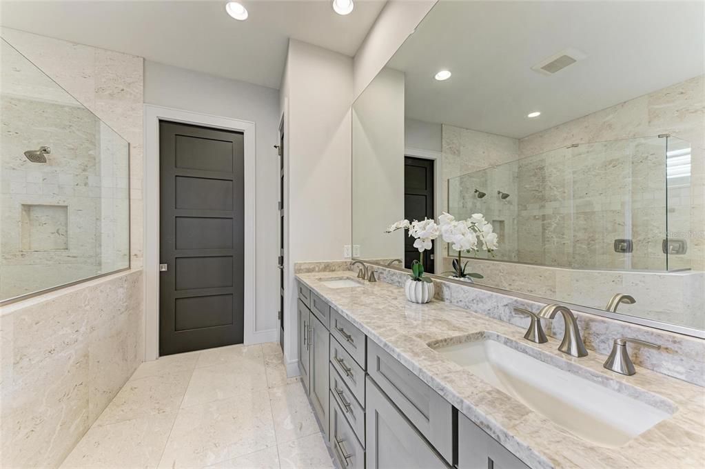 Под контрактом: $1,300,000 (3 спален, 2 ванн, 2493 Квадратных фут)