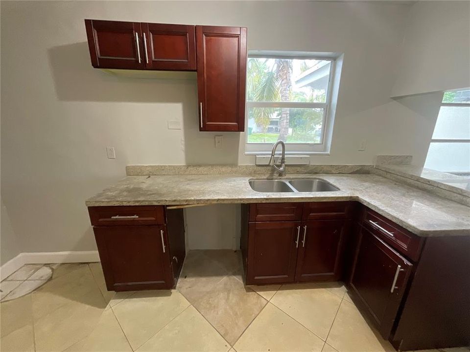 Active With Contract: $354,900 (2 beds, 1 baths, 1388 Square Feet)