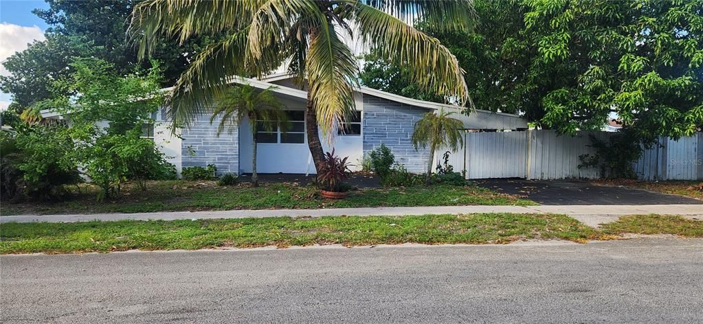 Active With Contract: $354,900 (2 beds, 1 baths, 1388 Square Feet)