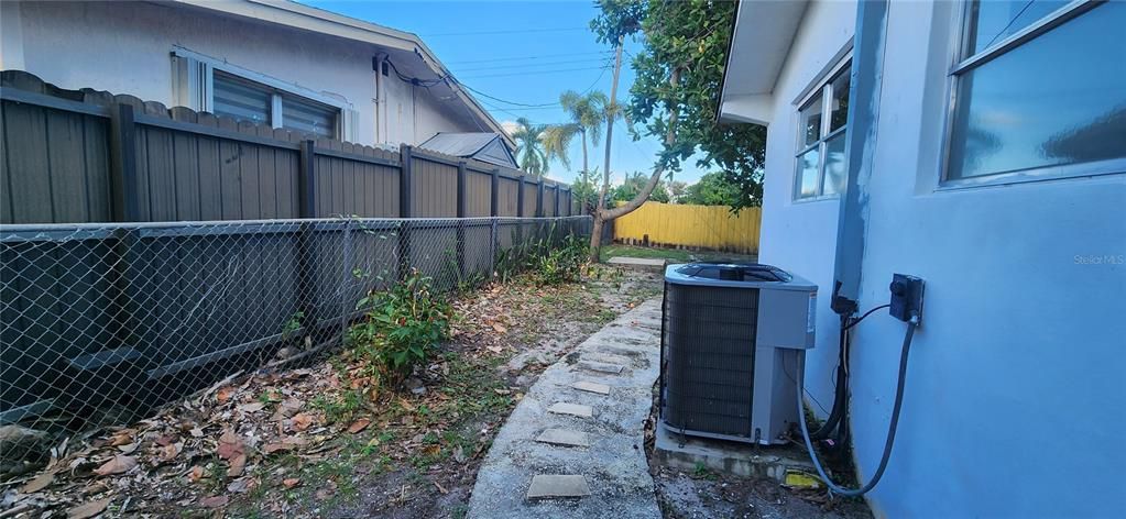 Active With Contract: $354,900 (2 beds, 1 baths, 1388 Square Feet)