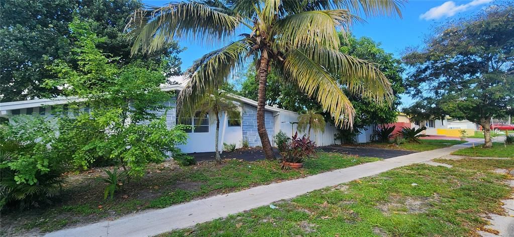 Active With Contract: $354,900 (2 beds, 1 baths, 1388 Square Feet)