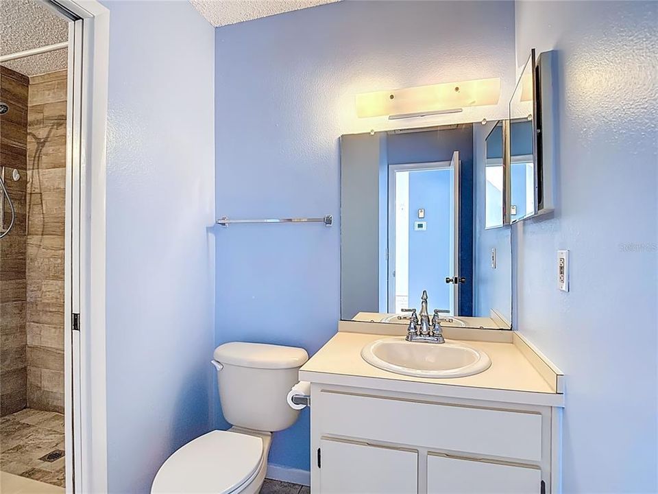 For Sale: $129,000 (2 beds, 1 baths, 835 Square Feet)