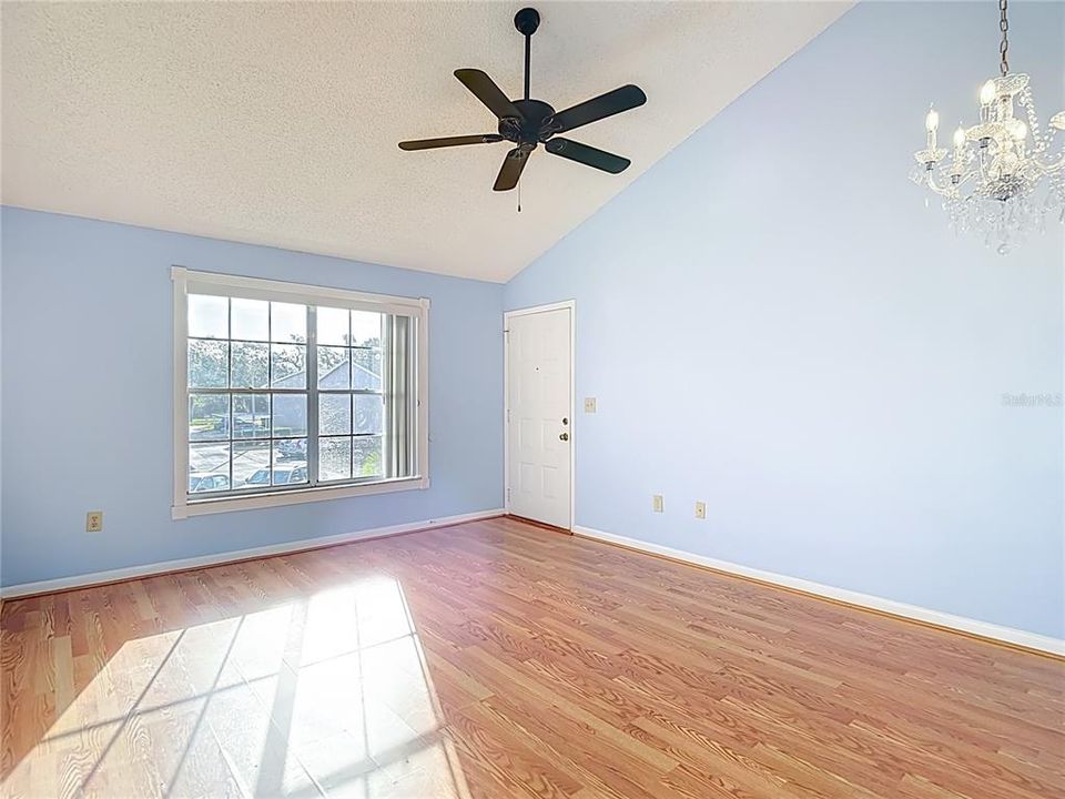 For Sale: $129,000 (2 beds, 1 baths, 835 Square Feet)