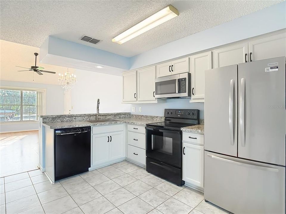 For Sale: $129,000 (2 beds, 1 baths, 835 Square Feet)