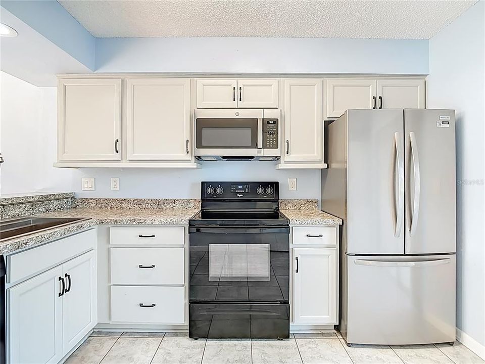 For Sale: $129,000 (2 beds, 1 baths, 835 Square Feet)