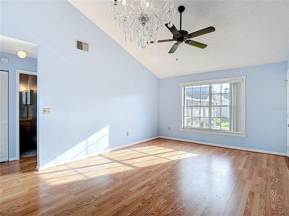 For Sale: $129,000 (2 beds, 1 baths, 835 Square Feet)