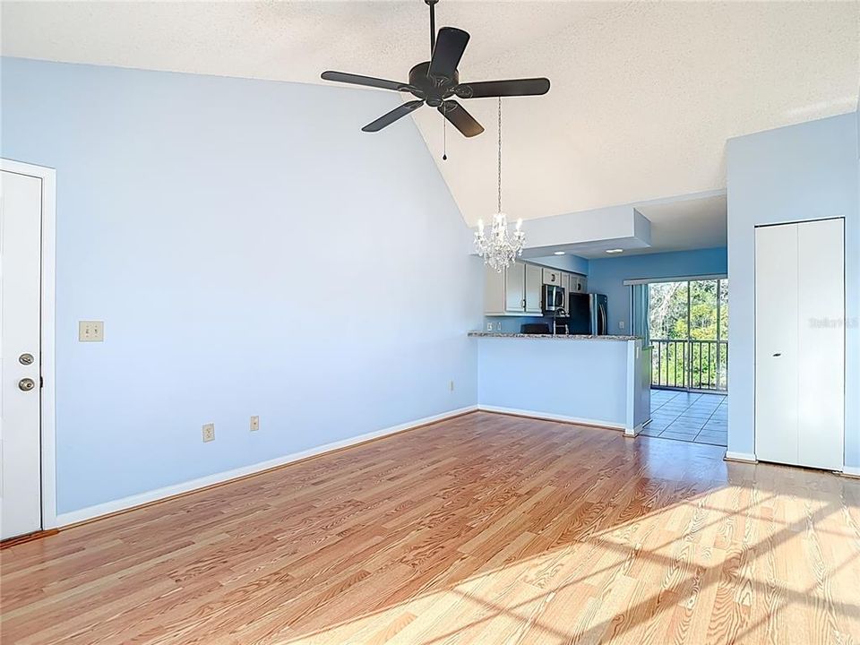 For Sale: $129,000 (2 beds, 1 baths, 835 Square Feet)