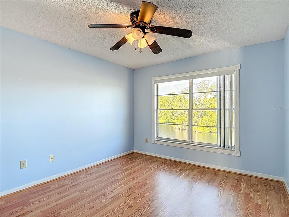 For Sale: $129,000 (2 beds, 1 baths, 835 Square Feet)