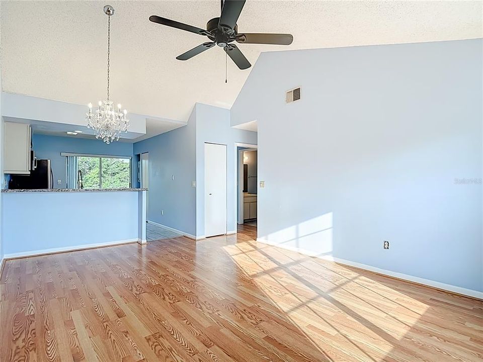 For Sale: $129,000 (2 beds, 1 baths, 835 Square Feet)