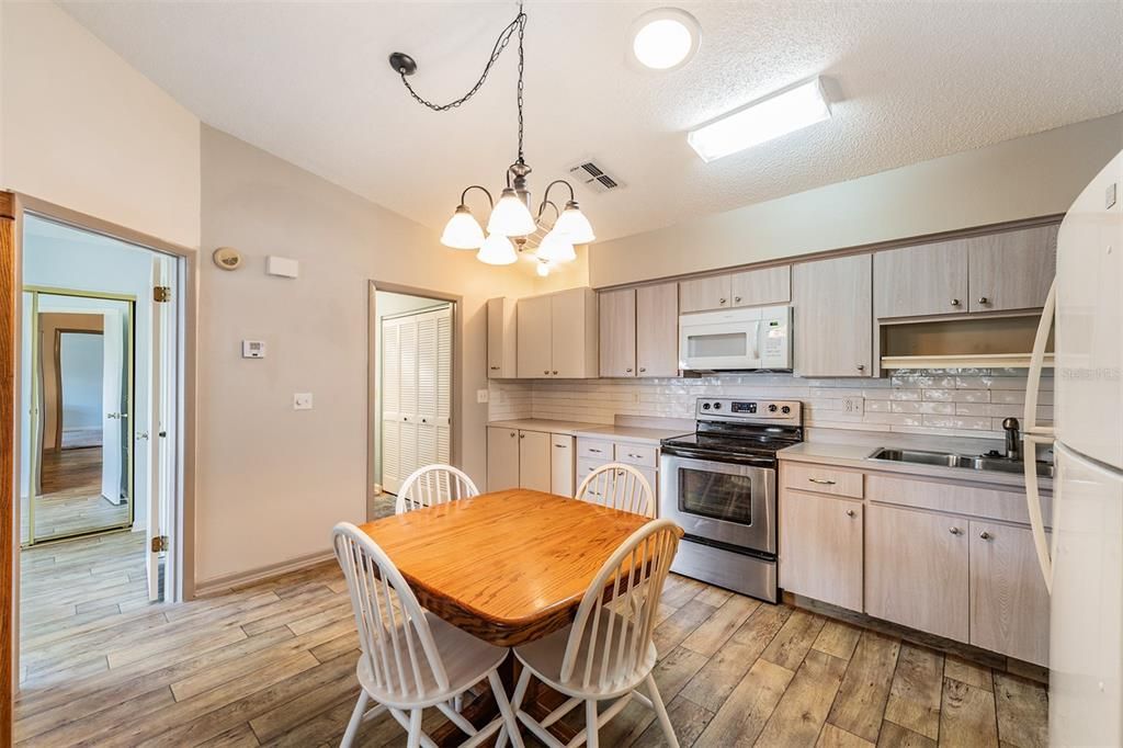 На продажу: $130,000 (2 спален, 2 ванн, 864 Квадратных фут)