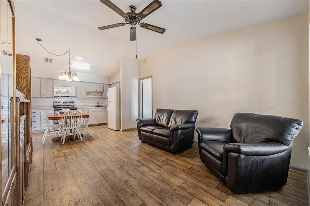 На продажу: $130,000 (2 спален, 2 ванн, 864 Квадратных фут)