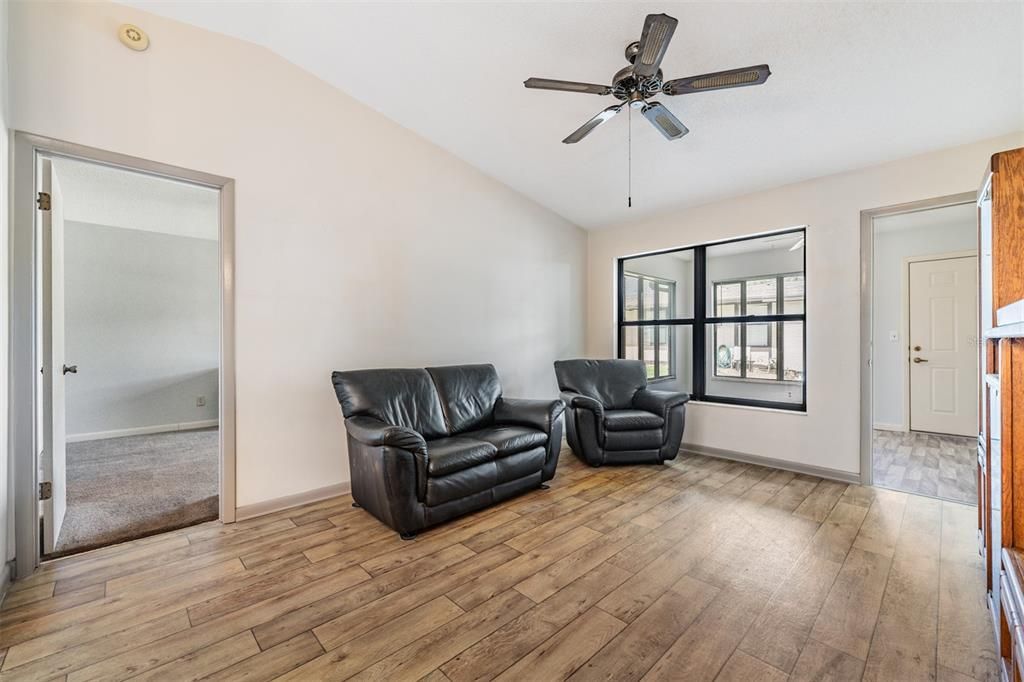 На продажу: $130,000 (2 спален, 2 ванн, 864 Квадратных фут)