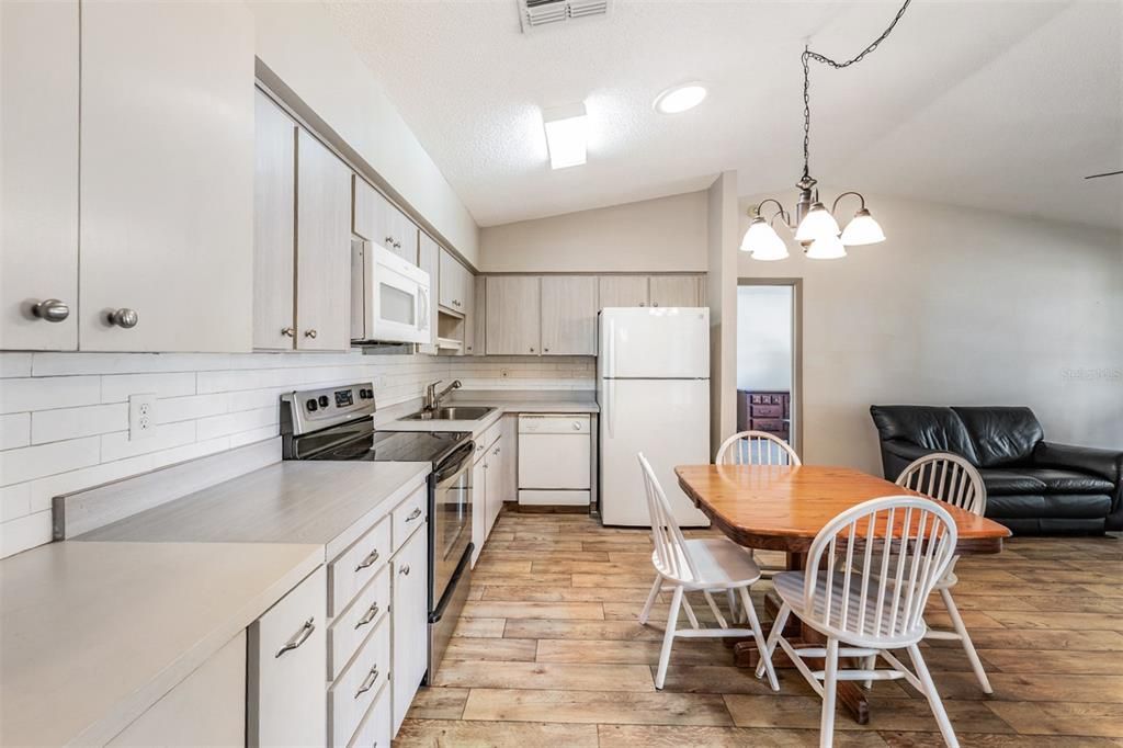 На продажу: $130,000 (2 спален, 2 ванн, 864 Квадратных фут)