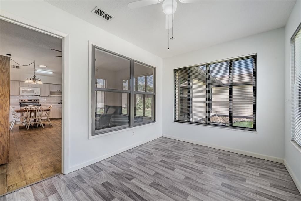 На продажу: $130,000 (2 спален, 2 ванн, 864 Квадратных фут)