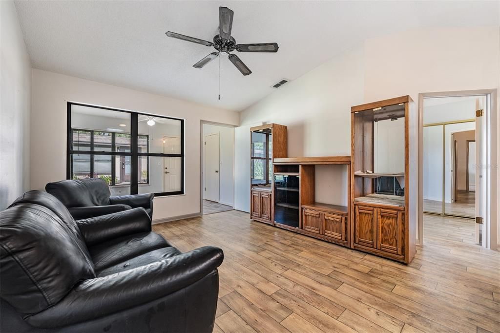 На продажу: $130,000 (2 спален, 2 ванн, 864 Квадратных фут)