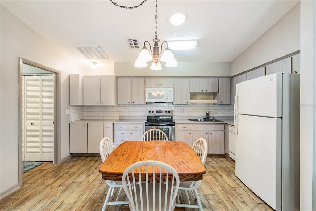 На продажу: $130,000 (2 спален, 2 ванн, 864 Квадратных фут)