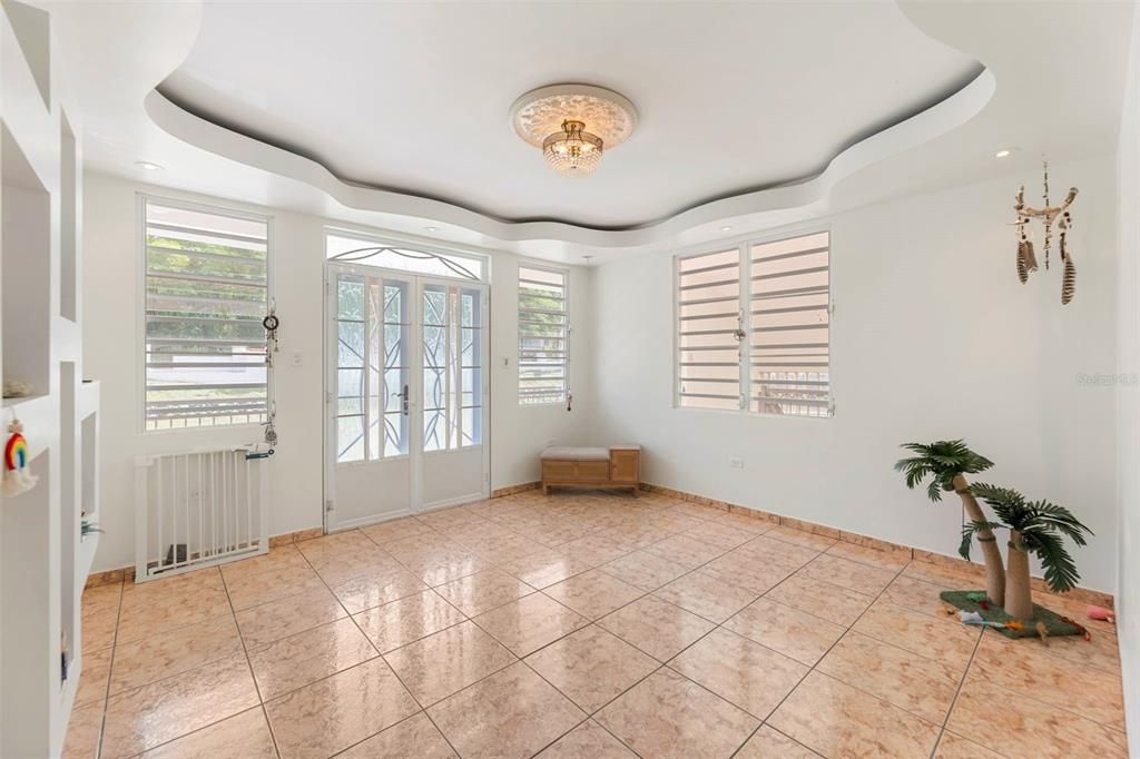 На продажу: $644,000 (7 спален, 3 ванн, 3325 Квадратных фут)