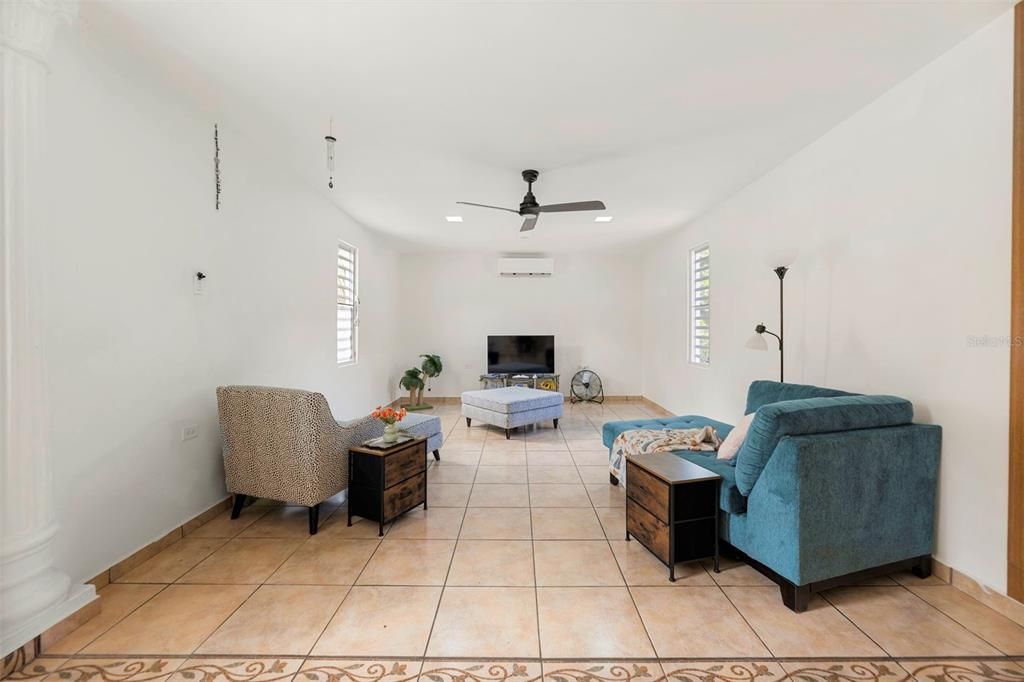 На продажу: $644,000 (7 спален, 3 ванн, 3325 Квадратных фут)