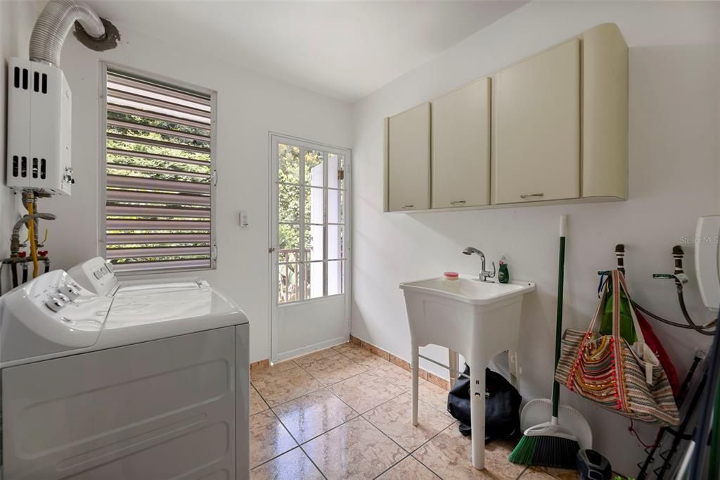 На продажу: $644,000 (7 спален, 3 ванн, 3325 Квадратных фут)