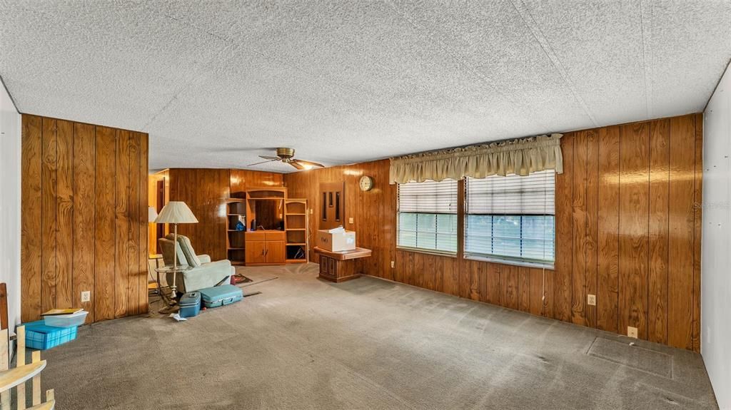 合同活跃: $264,500 (3 贝兹, 2 浴室, 1440 平方英尺)