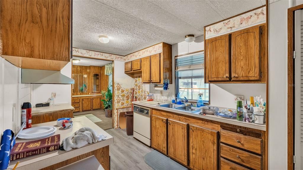 合同活跃: $264,500 (3 贝兹, 2 浴室, 1440 平方英尺)