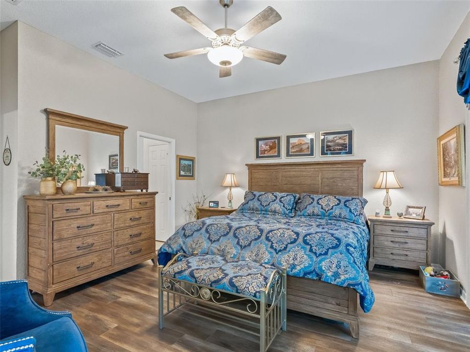 For Sale: $559,900 (3 beds, 3 baths, 2074 Square Feet)