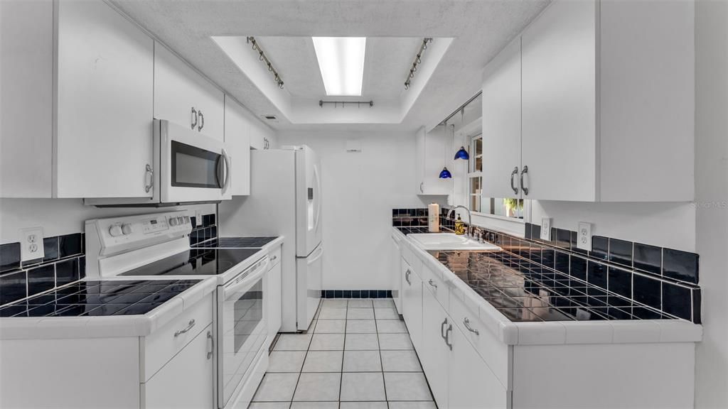 For Sale: $284,900 (4 beds, 2 baths, 1091 Square Feet)