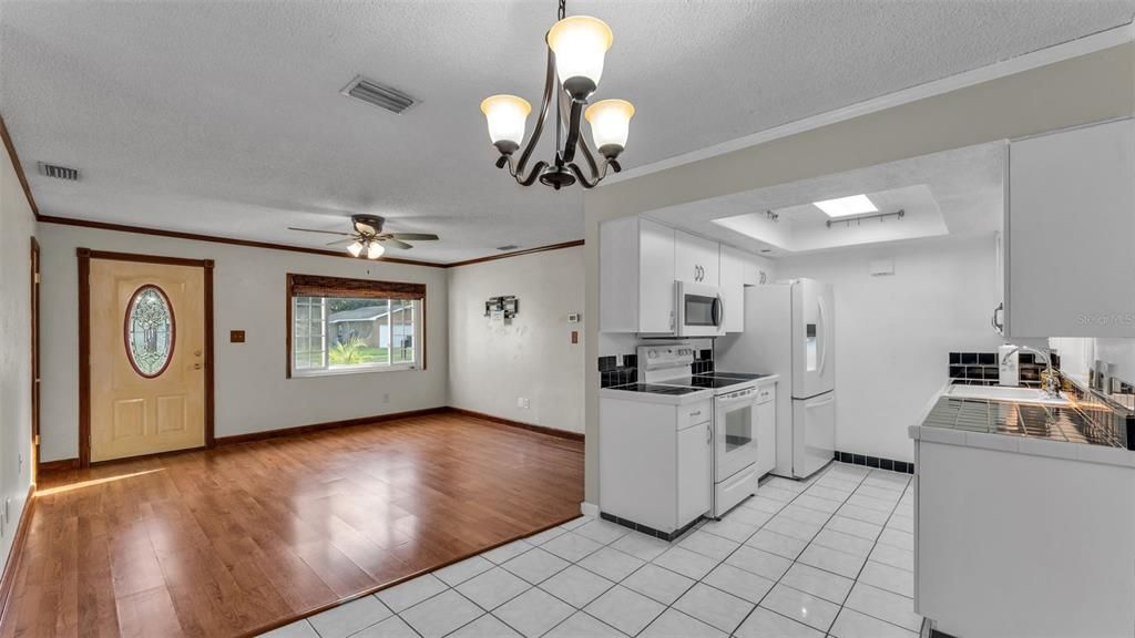 For Sale: $284,900 (4 beds, 2 baths, 1091 Square Feet)