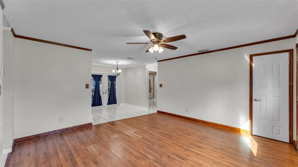 For Sale: $284,900 (4 beds, 2 baths, 1091 Square Feet)