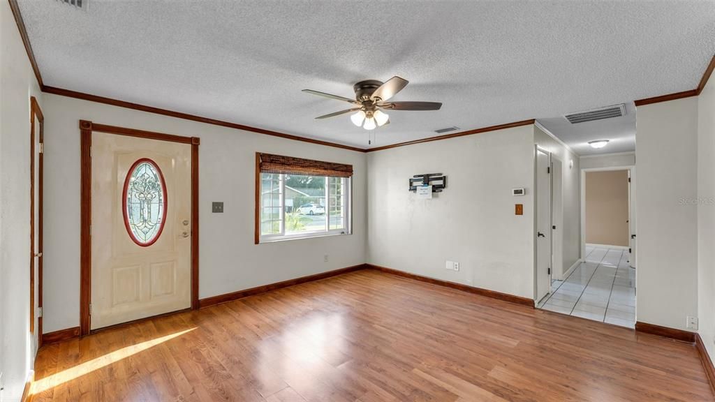 For Sale: $284,900 (4 beds, 2 baths, 1091 Square Feet)