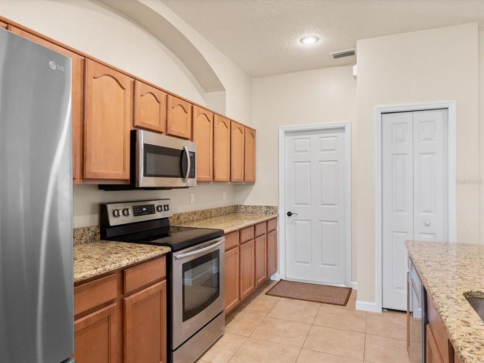 Active With Contract: $400,000 (3 beds, 2 baths, 1645 Square Feet)