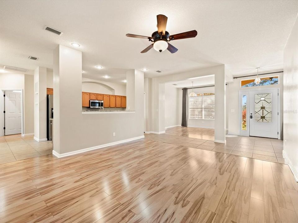 Active With Contract: $400,000 (3 beds, 2 baths, 1645 Square Feet)