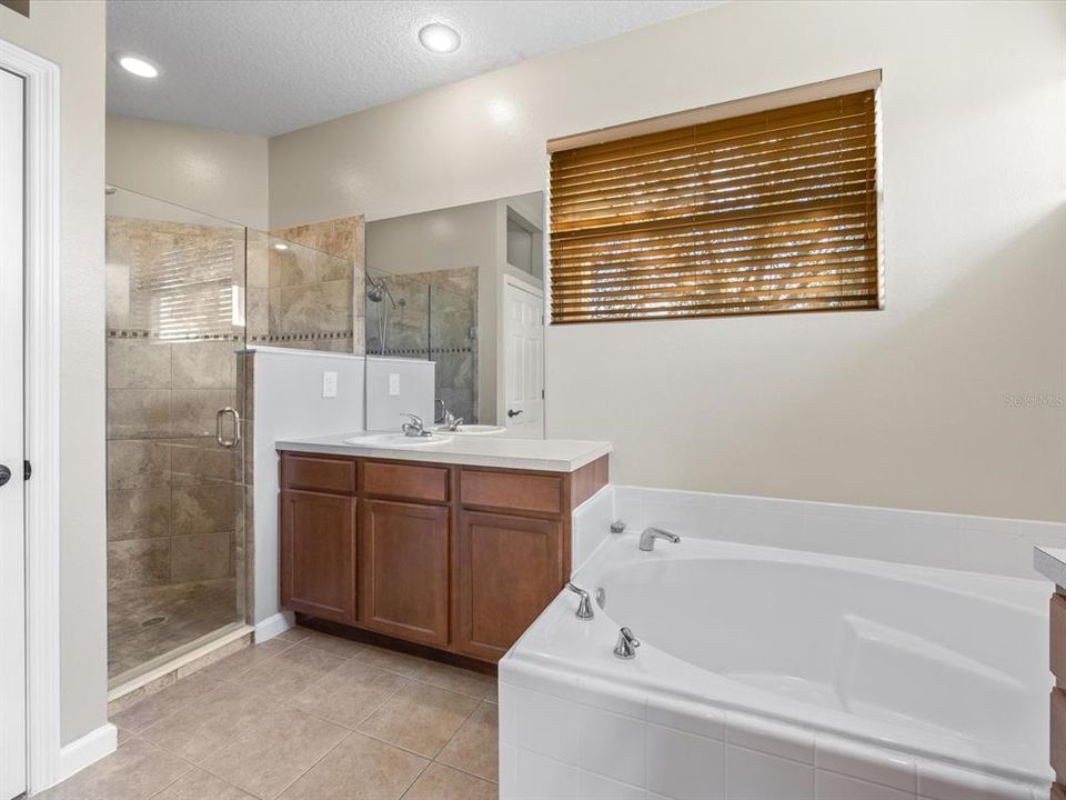 Active With Contract: $400,000 (3 beds, 2 baths, 1645 Square Feet)