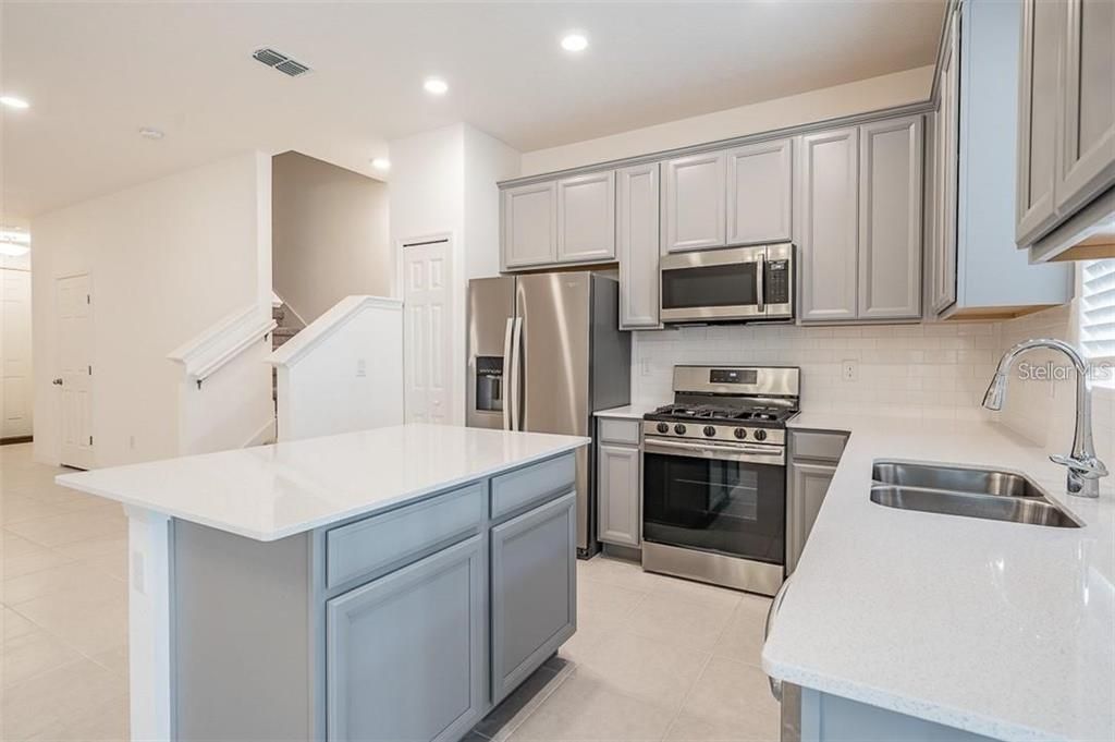 For Sale: $325,000 (3 beds, 2 baths, 1572 Square Feet)