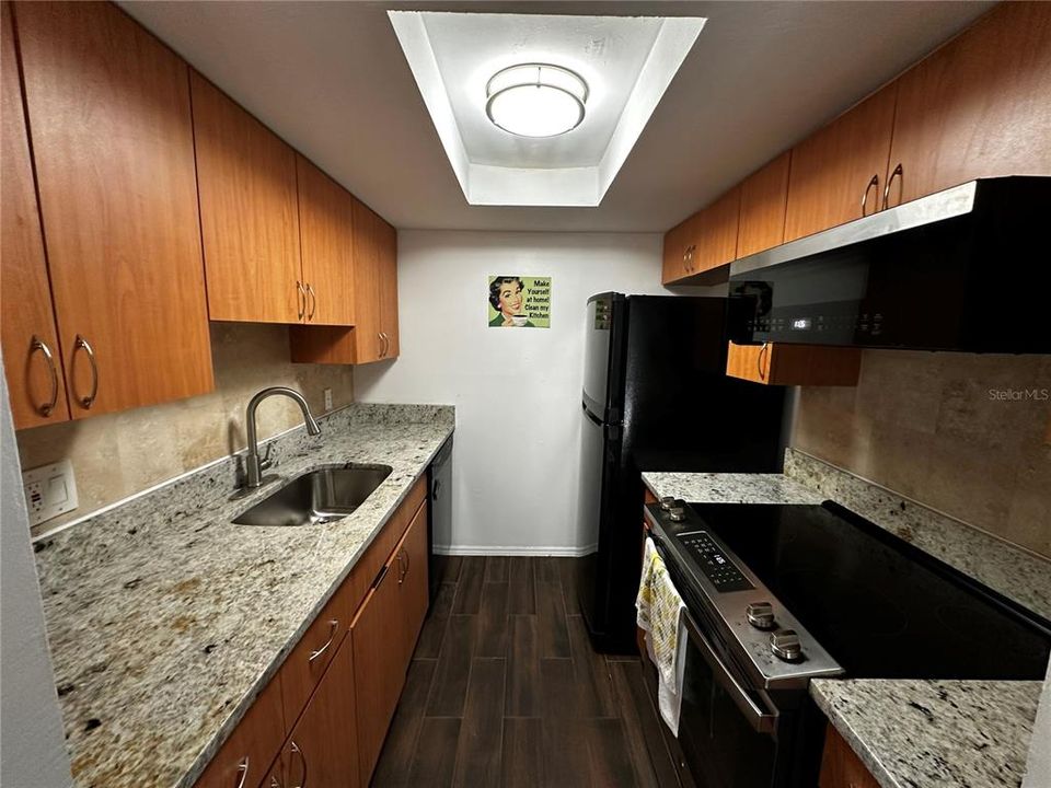 For Rent: $1,450 (1 beds, 1 baths, 560 Square Feet)