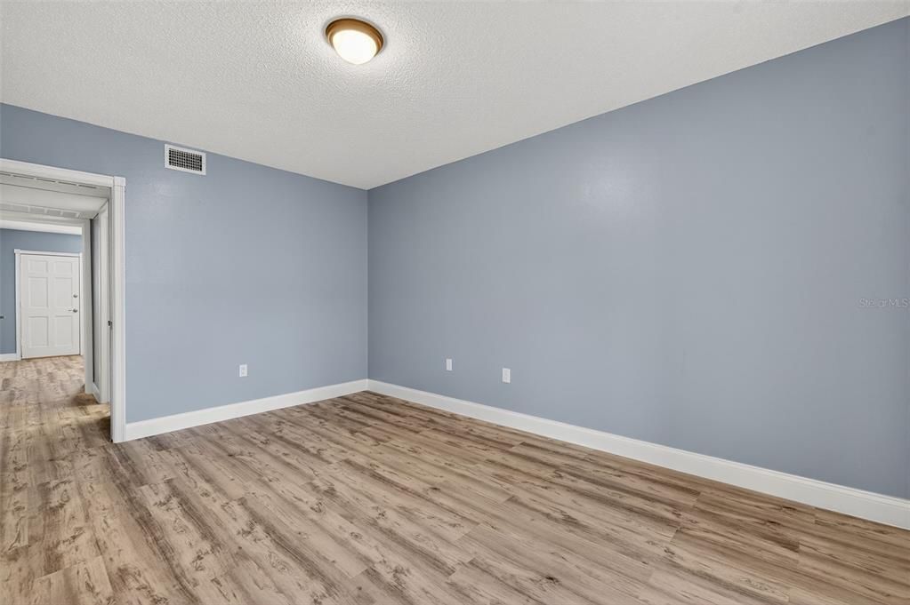 Active With Contract: $159,000 (2 beds, 2 baths, 1030 Square Feet)