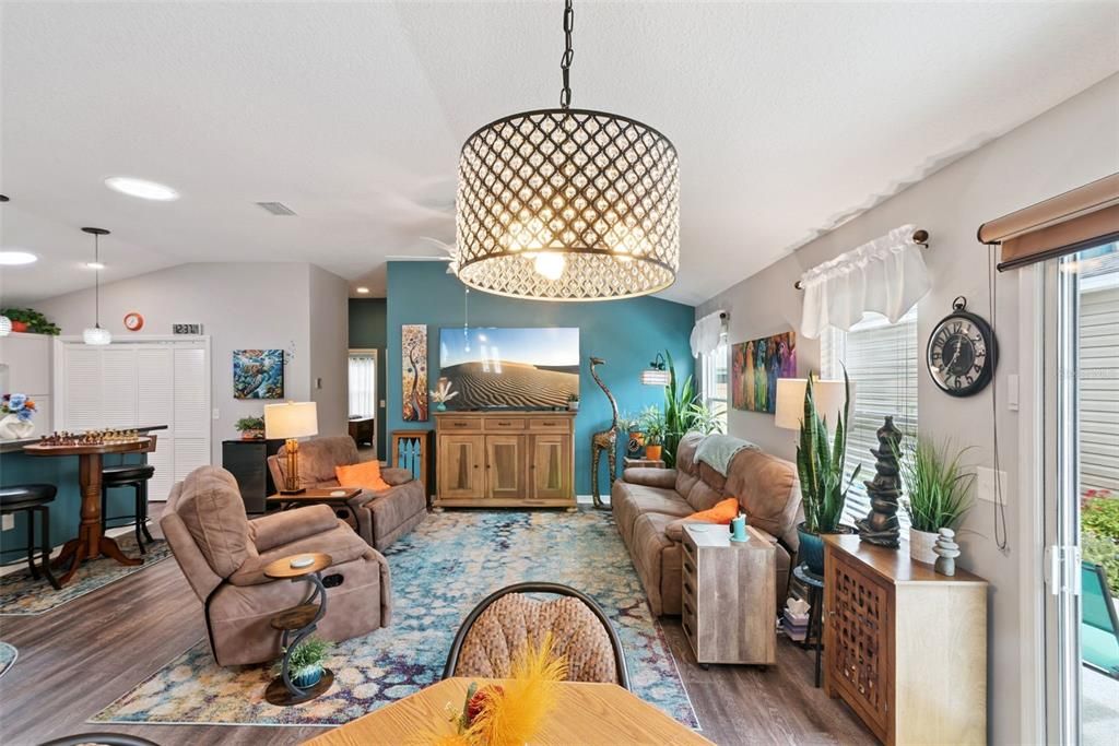 Activo con contrato: $319,000 (3 camas, 2 baños, 1426 Pies cuadrados)