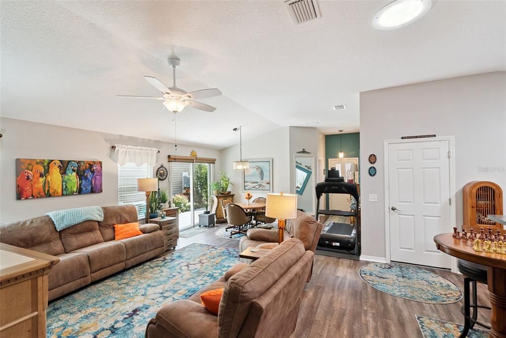 Activo con contrato: $319,000 (3 camas, 2 baños, 1426 Pies cuadrados)